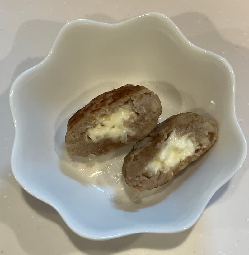 ミニチーズインハンバーグカット写真