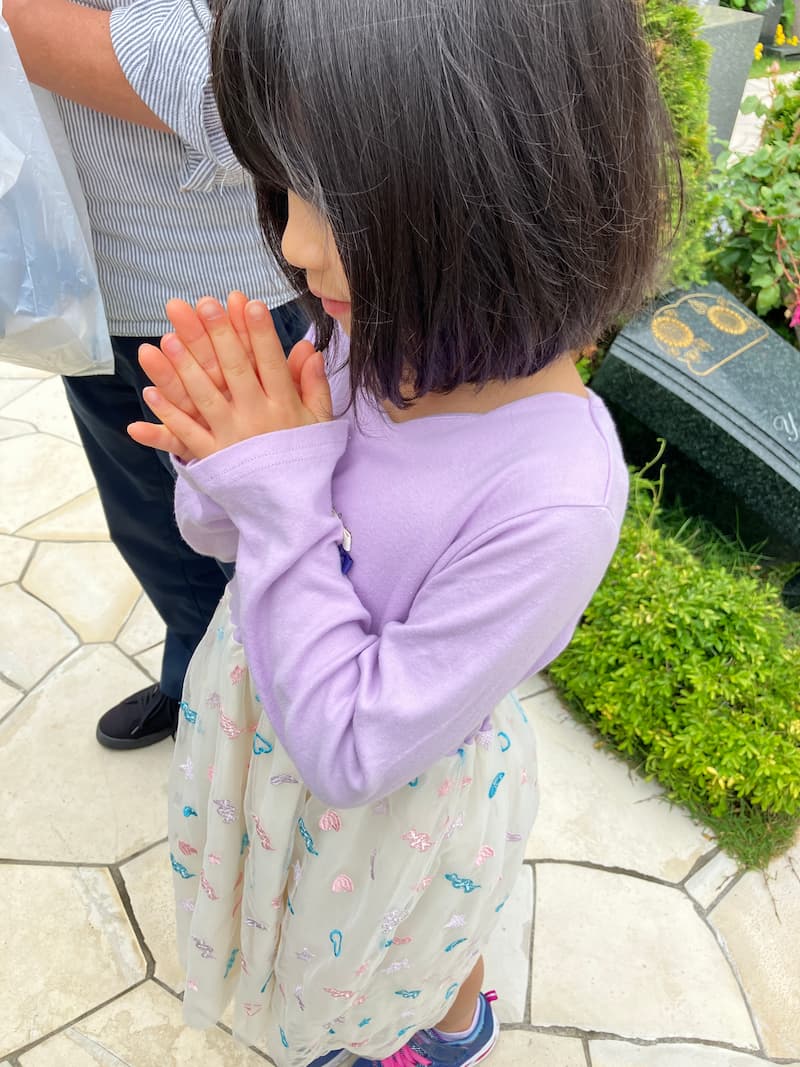 お参りで手を合わせる