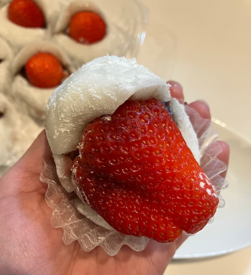 いちご大福手に取る