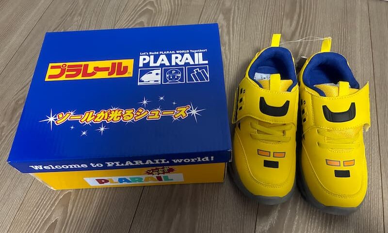 光るシューズ