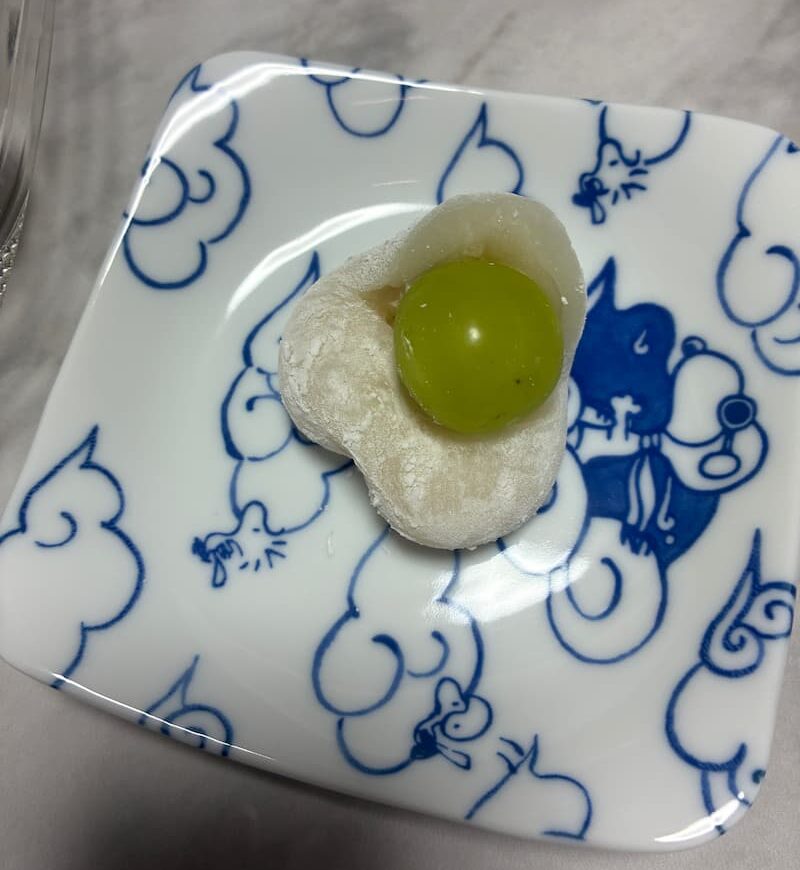 シャインマスカット大福 断面 クリーム マスカット