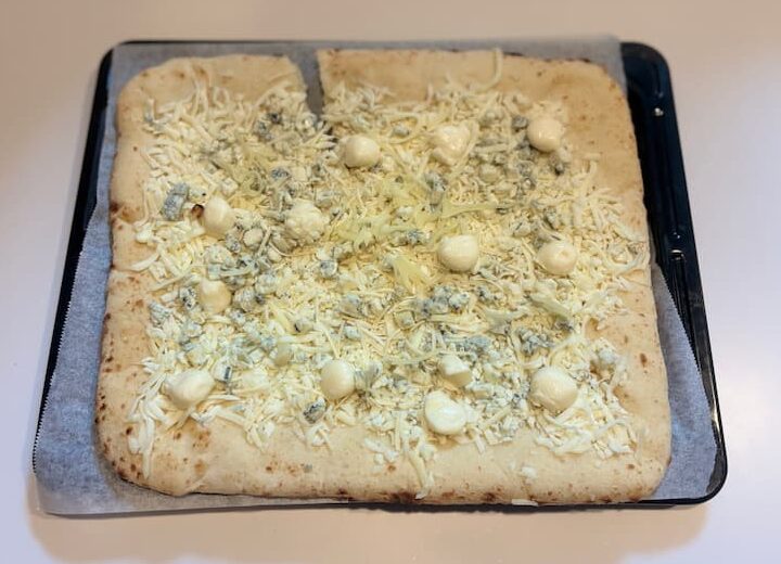 チーズとはちみつのピザ 焼く前 天板