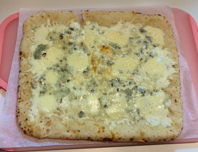 チーズとはちみつのピザ 焼き上がり チーズとろとろ