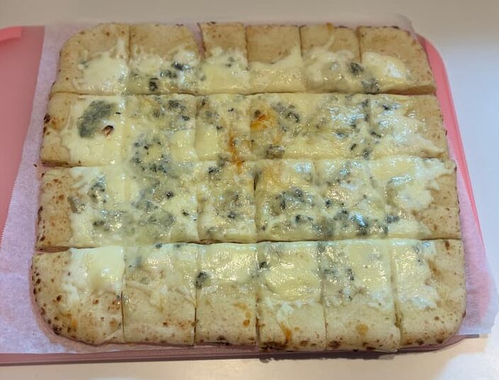 チーズとはちみつのピザ カット後 24切れ